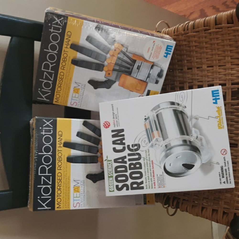 NEW Bundle science kits (2) kidzrobotix motorised hands (1)  soda can robug